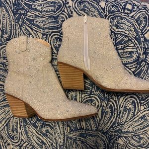 Women's Blue by Betsey Johnson Diva Pearl Western Boots in Ivory
